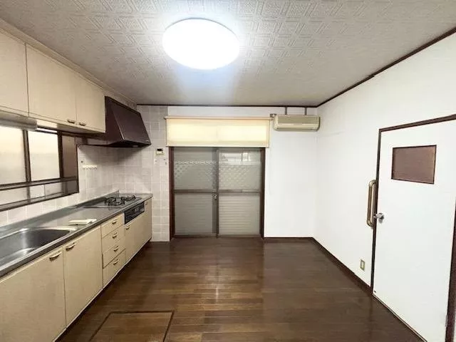 ■With an inner garage!■ Convenient electric shutter♪■ Partial renovation planned!