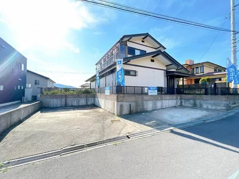 [Open House Held] [Parking space for 3 cars available / House with good sunlight on the south-facing veranda]