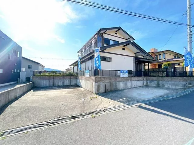 [Open House Held] [Parking space for 3 cars available / House with good sunlight on the south-facing veranda]