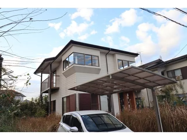 About 15 minutes by car to the sea! Parking for 2 cars available! Great for investment!