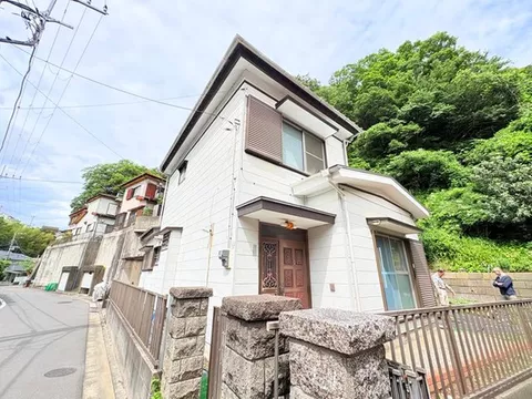 Flat walking distance to the station, 1 car space included, there is a garden on the premises.