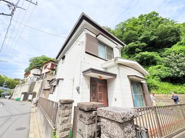 Flat walking distance to the station, 1 car space included, there is a garden on the premises.