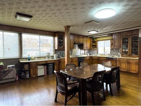 [Abundant number of rooms, large garden, spacious parking space]