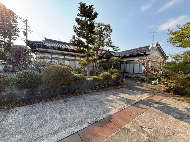 It's a spacious single-story house with a large lot and a garage, providing ample parking space.