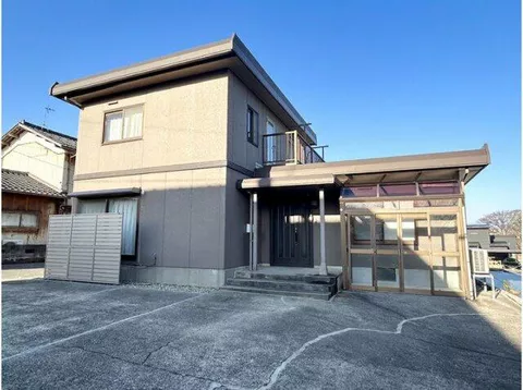 About a 5-minute walk from the Kitakitsubus "Kuratsuki 5-chome" stop