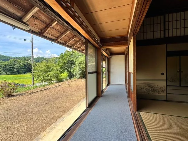 A large gabled roof welcomes you to a traditional farmhouse with a garden / A self-sufficient lifestyle realized in the satoyama