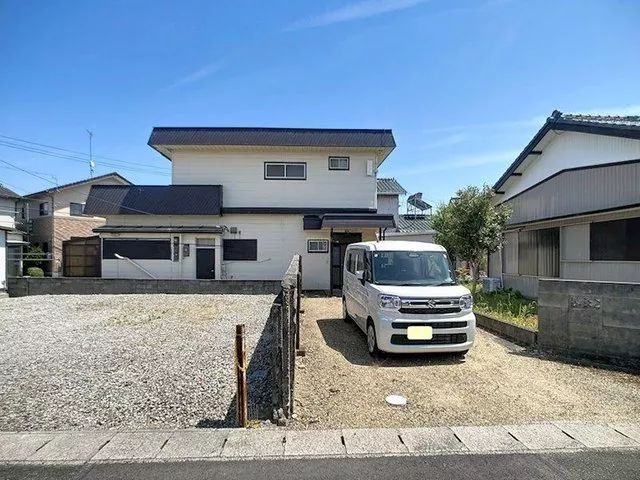 Spacious 5LDK with the charm of an old building. South-facing with good sunlight.