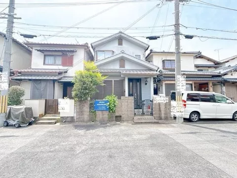 South-facing with good sunlight ♪ 4-minute walk to the bus stop! The tatami has been replaced and the interior is also clean ☆