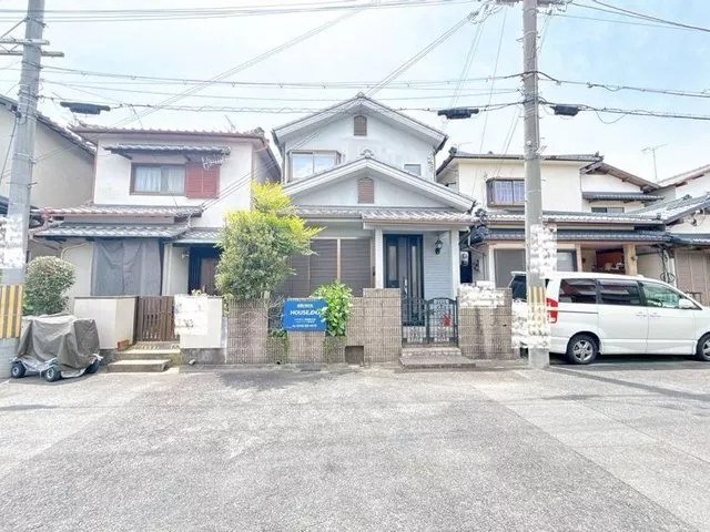 South-facing with good sunlight ♪ 4-minute walk to the bus stop! The tatami has been replaced and the interior is also clean ☆