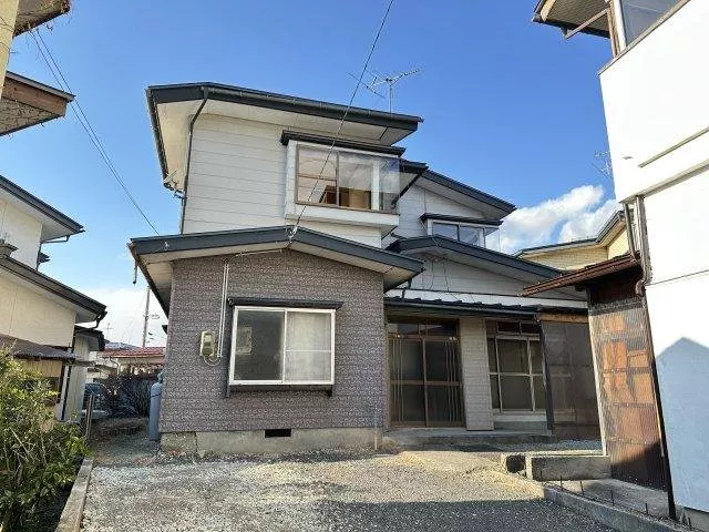 Spacious living space of 100 tsubo × 9DK! A comfortable home with good sunlight facing south