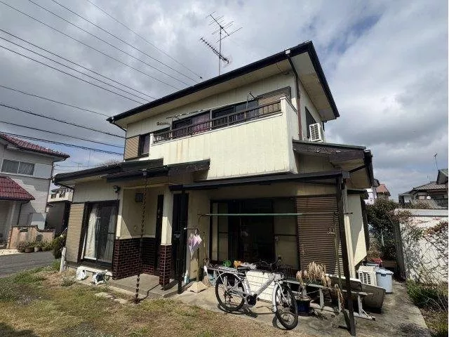 This property is available for immediate handover