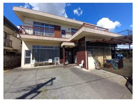 A 6SDK with a spacious office space on the first floor and plenty of rooms.