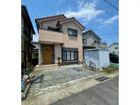 A bright and comfortable location with roads on the south and north sides, 4LDK! Built in 2003.