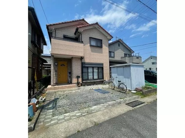 A bright and comfortable location with roads on the south and north sides, 4LDK! Built in 2003.
