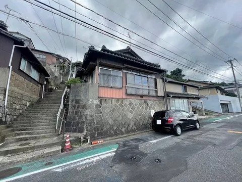 ○ Popular single-story home. ○ There are supermarkets and shops within walking distance!