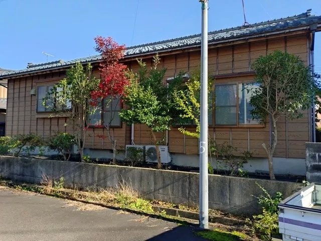 Parking for 2 cars, 1 minute walk to Daiichi Hokuhoku Bank and Welcia Pharmacy