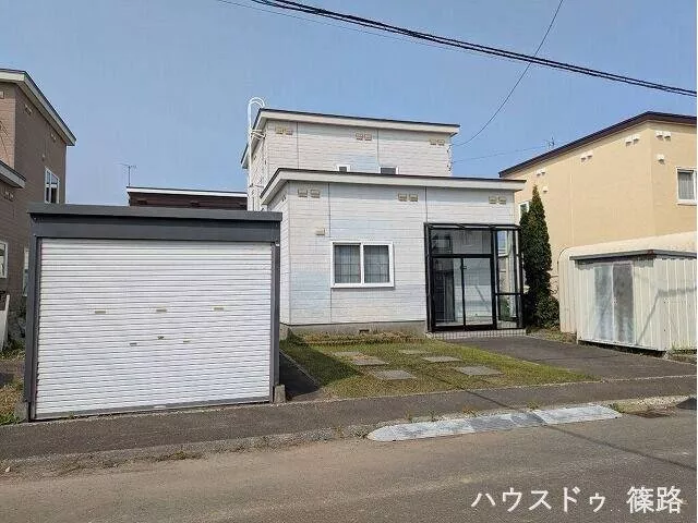 Land over 68 tsubo × 8m public road facing southeast! Parking for 2 cars available! Spacious 17.8 tatami LDK