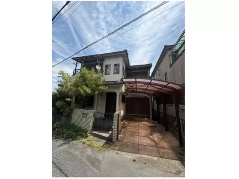 How about an investment property! With a garage! A great location, 5 minutes on foot from the station!
