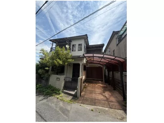 How about an investment property! With a garage! A great location, 5 minutes on foot from the station!