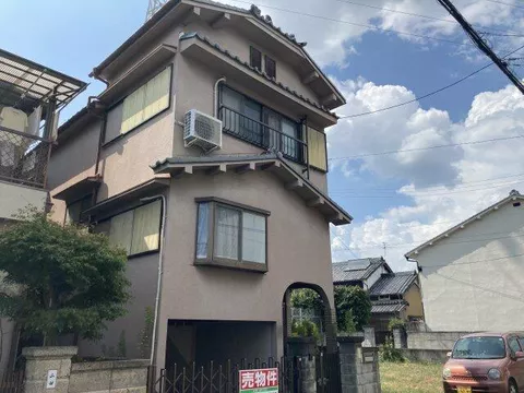 5 minutes on foot from JR Wakayama Line "Takada" Station