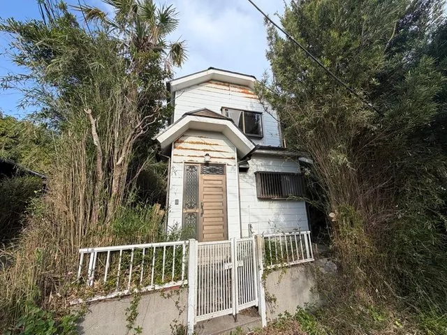 Located on a hill with good sunlight