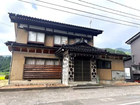 About a 5-minute walk to the elementary school ♪ Parking space for 4 cars available ♪