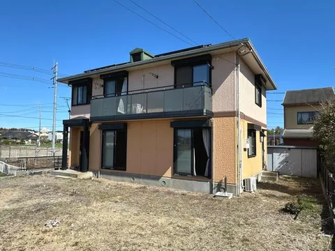 Constructed by Daiwa House. Equipped with a 2.75 kW solar power generation system.