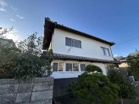 [Building has a tilt, water leakage present] Property with good sunlight located on a southwest corner, consisting of 6DK and 2DK