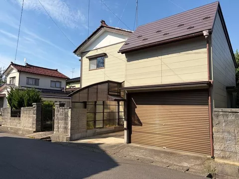 A home with a spacious veranda and a garage that can also be used as a storage room, accessible from indoors! - Image 2