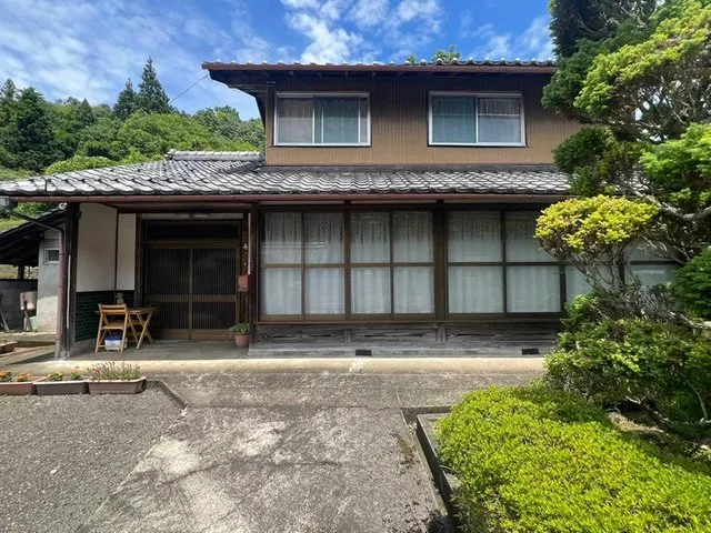 【Land area approximately 300 tsubo♪】【Used house with mountain forest♪】