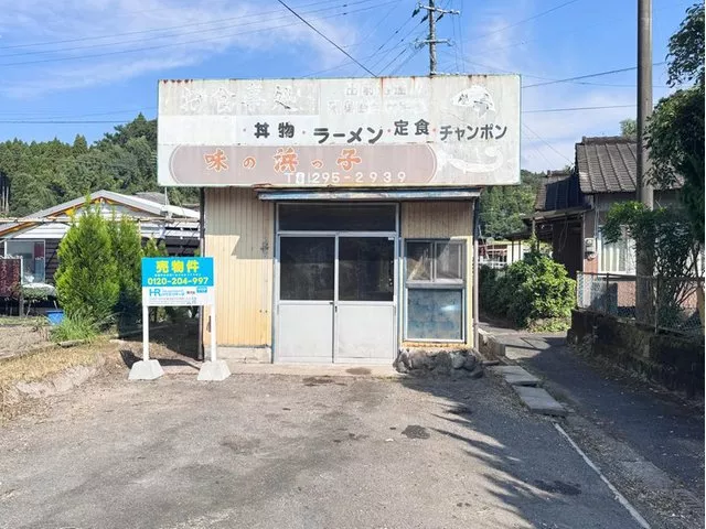 Residential property with store, dual-sided road, available for viewing!