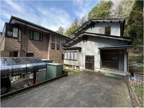 Less than a 5-minute walk to Kosaka Elementary School! Attractive location surrounded by nature! Land area is approximately 57 tsubo