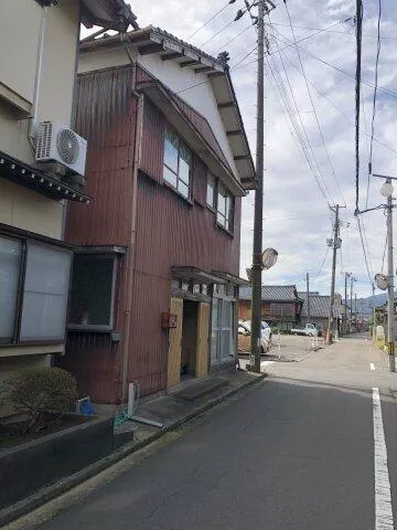 8 minutes on foot from JR Ban'etsu West Line "Niitsu" Station