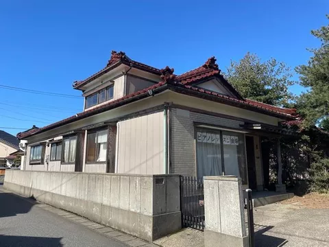 A corner lot property on a road with good sunlight from three directions!