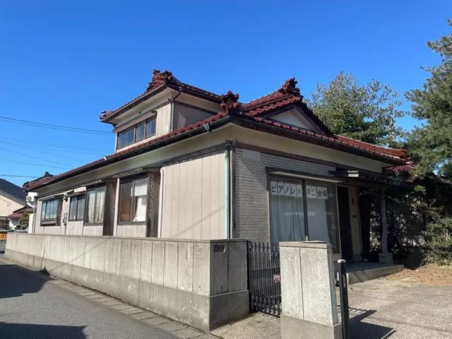 A corner lot property on a road with good sunlight from three directions!