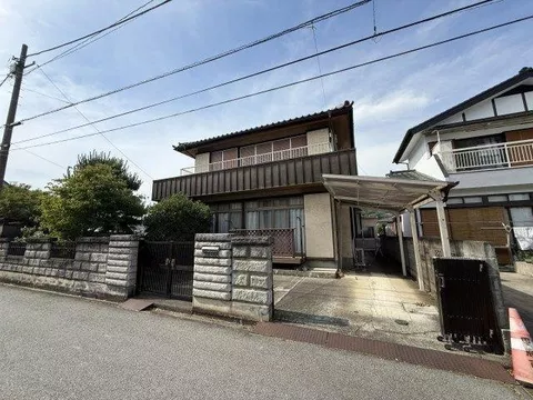 Convenience store, supermarket, and clinic nearby, making it a location with excellent living convenience.