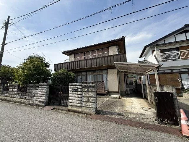 Convenience store, supermarket, and clinic nearby, making it a location with excellent living convenience.