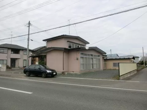 Extremely convenient location for schooling and shopping!