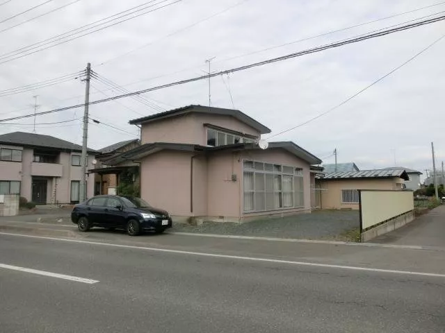Extremely convenient location for schooling and shopping!