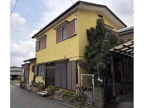 15 minutes walk from "Fukuma" station. A two-story house facing a public road on the southwest side with a land frontage of approximately 14m.