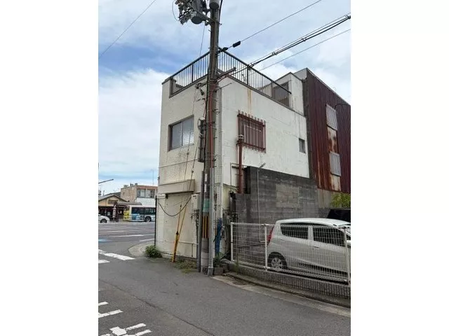 It is located about a 1-minute walk from the bus stop "Horidome."