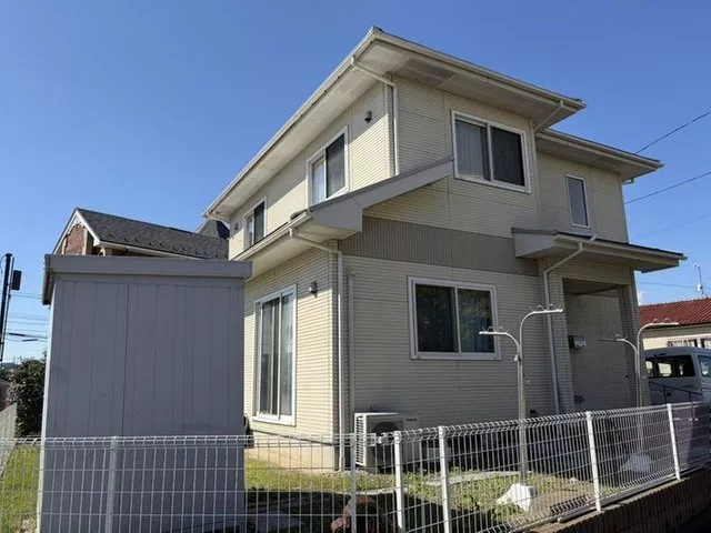 This is an all-electric property built 12 years ago. The 12-tatami mat main bedroom on the second floor is spacious and delightful.