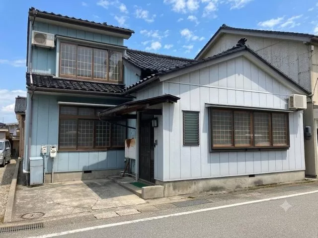 Within a 10-minute walk, there are Shin-Uozu Station, kindergartens, nurseries, and shopping facilities, making it a family-friendly area.