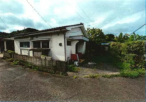 42 minutes on foot from Senganen Station on the JR Nippo Main Line