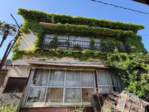 This property is particularly convenient for those who frequently use the train as it is accessible from two stations