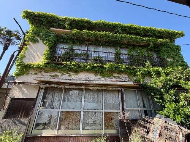 This property is particularly convenient for those who frequently use the train as it is accessible from two stations