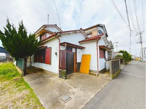 This property features a spacious independent kitchen with plenty of storage and good usability.