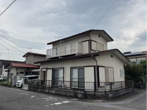 Since the property is located on a corner lot, vehicle entry and exit can be done smoothly.