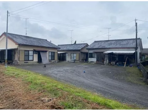 This is a revenue property with 3 rental houses (owner change property)! Please contact us for details.