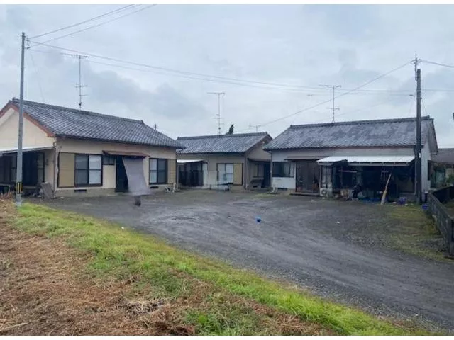 This is a revenue property with 3 rental houses (owner change property)! Please contact us for details.